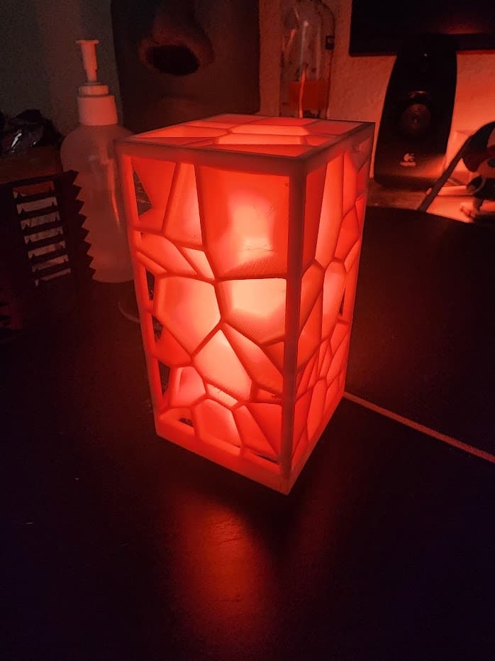 Voronoi Desenli Lamba ve LED Standı